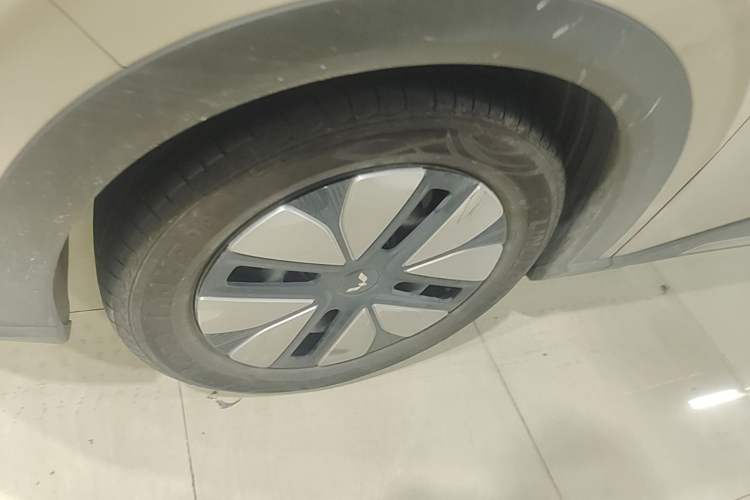 Used Wuling Bingo S 2025 Model 325km Deluxe Edition Left Front Wheel Hub