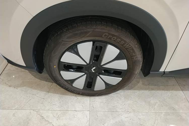 Used Wuling Bingo S 2025 Model 325km Deluxe Edition Left Front Wheel Hub