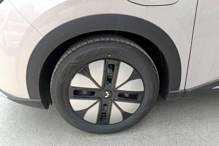 Used Wuling Bingo S 2025 Model 325km Deluxe Edition Left Front Wheel Hub