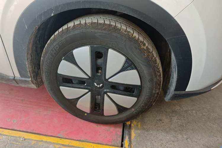 Used Wuling Bingo S 2025 Model 325km Deluxe Edition Right Front Wheel Hub