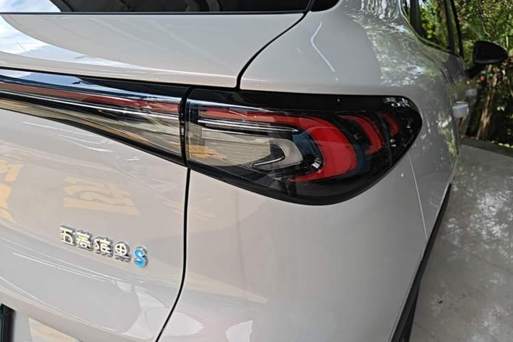 Used Wuling Bingo S 2025 Model 430km Flagship Edition Right Rear Taillight