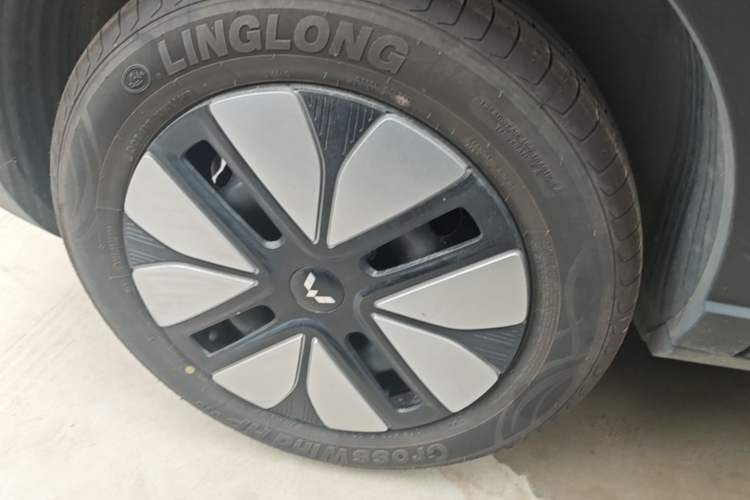 Used Wuling Bingo S 2025 Model 325km Deluxe Edition Right Rear Wheel Hub