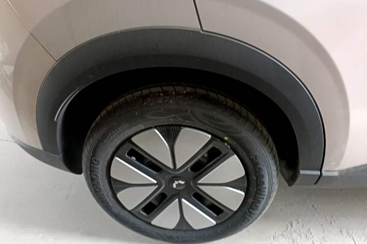 Used Wuling Bingo S 2025 Model 325km Deluxe Edition Right Rear Wheel Hub