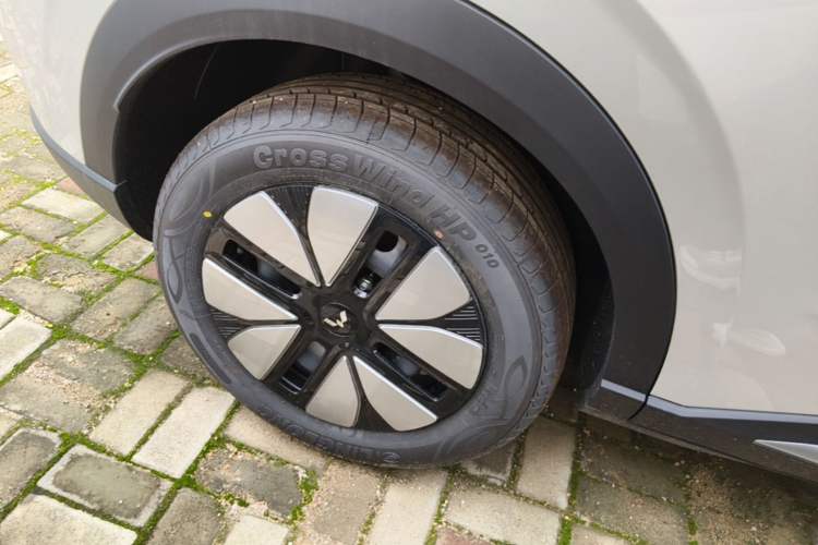 Used Wuling Bingo S 2025 Model 325km Deluxe Edition Right Rear Wheel Hub