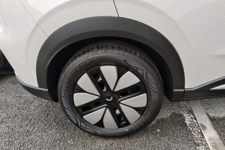 Used Wuling Bingo S 2025 Model 325km Deluxe Edition Right Rear Wheel Hub