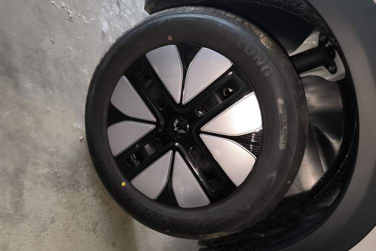 Used Wuling Bingo S 2025 Model 430km Deluxe Edition Right Rear Wheel Hub