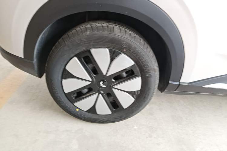 Used Wuling Bingo S 2025 Model 325km Deluxe Edition Right Rear Wheel Hub