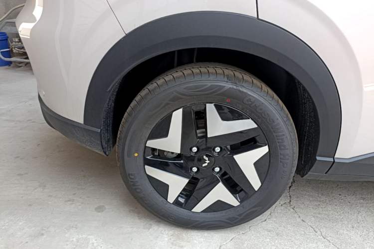 Used Wuling Bingo S 2025 Model 325km Flagship Edition Right Rear Wheel Hub