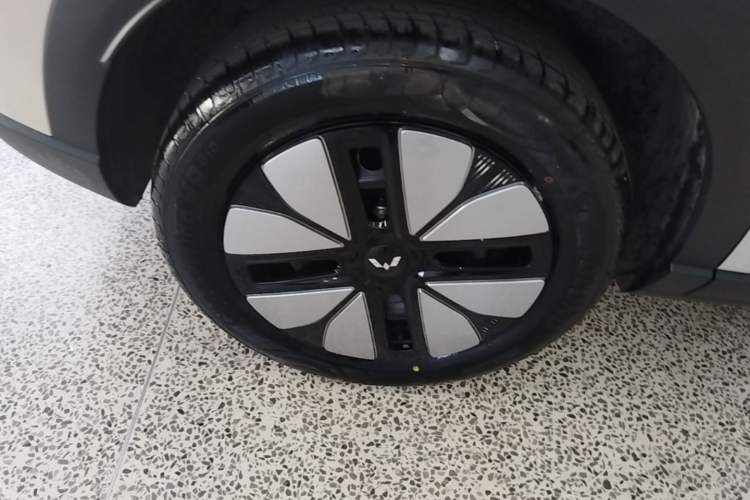 Used Wuling Bingo S 2025 Model 325km Deluxe Edition Right Rear Wheel Hub
