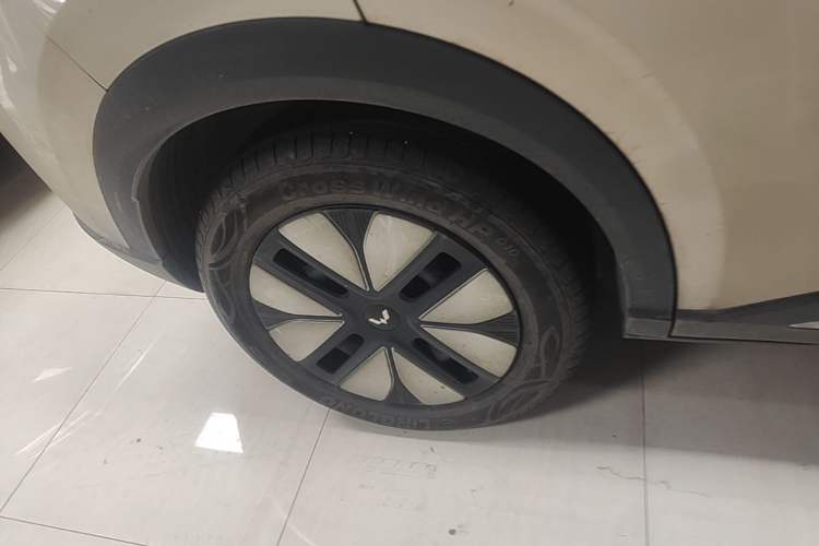 Used Wuling Bingo S 2025 Model 325km Deluxe Edition Right Rear Wheel Hub