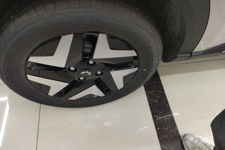 Used Wuling Bingo S 2025 Model 430km Flagship Edition Right Rear Wheel Hub