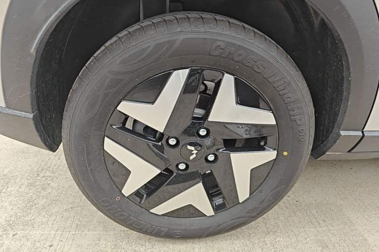 Used Wuling Bingo S 2025 Model 430km Flagship Edition Right Rear Wheel Hub