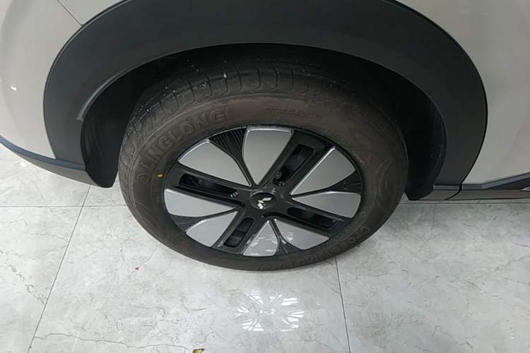 Used Wuling Bingo S 2025 Model 325km Deluxe Edition Right Rear Wheel Hub