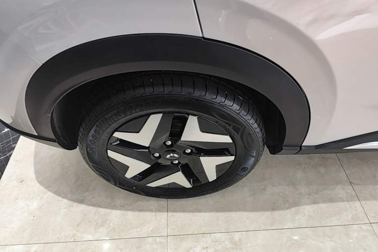 Used Wuling Bingo S 2025 Model 430km Flagship Edition Right Rear Wheel Hub