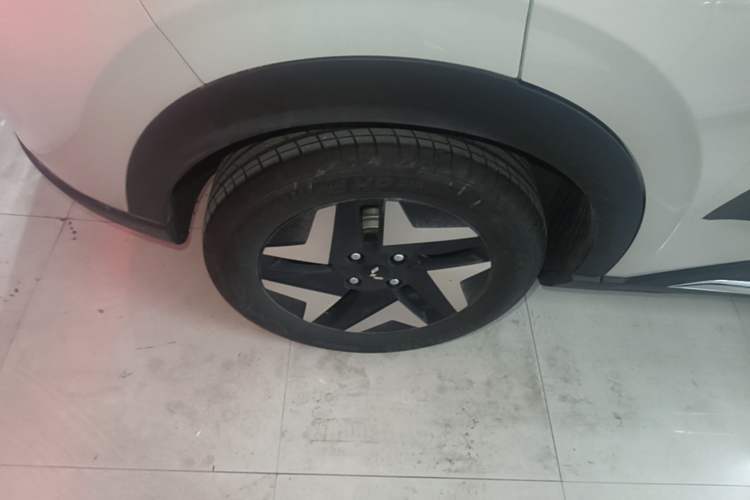 Used Wuling Bingo S 2025 Model 430km Flagship Edition Right Rear Wheel Hub