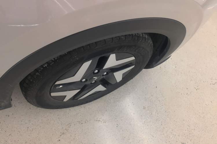 Used Wuling Bingo S 2025 Model 430km Flagship Edition Right Rear Wheel Hub