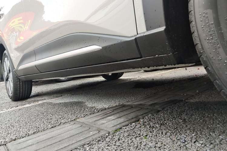 Used Wuling Bingo S 2025 Model 325km Deluxe Edition Right Side Sill