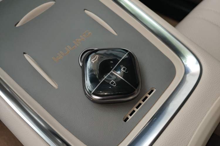 Used Wuling Bingo S 2025 Model 325km Deluxe Edition Interior 1