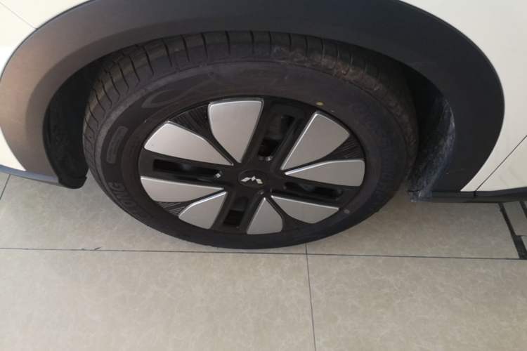 Used Wuling Bingo S 2025 Model 430km Deluxe Edition Left Front Wheel Hub