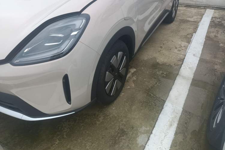 Used Wuling Bingo S 2025 Model 325km Deluxe Edition Left Front Wheel Hub