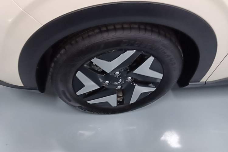 Used Wuling Bingo S 2025 Model 430km Flagship Edition Left Front Wheel Hub