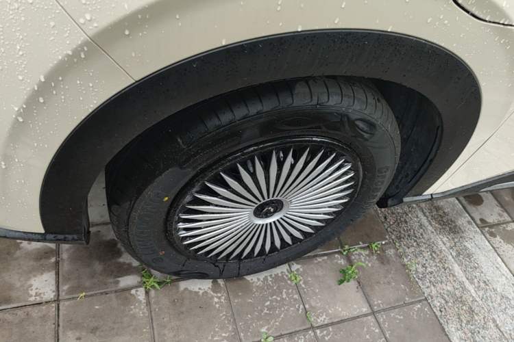 Used Wuling Bingo S 2025 Model 325km Deluxe Edition Left Front Wheel Hub