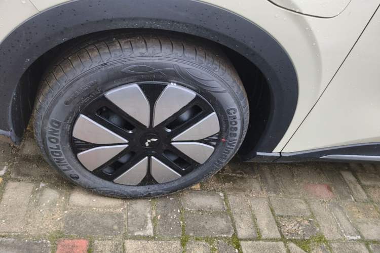 Used Wuling Bingo S 2025 Model 325km Deluxe Edition Left Front Wheel Hub