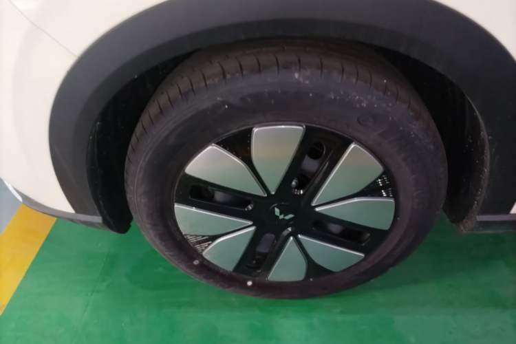 Used Wuling Bingo S 2025 Model 325km Deluxe Edition Left Front Wheel Hub