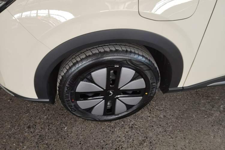 Used Wuling Bingo S 2025 Model 325km Deluxe Edition Left Front Wheel Hub