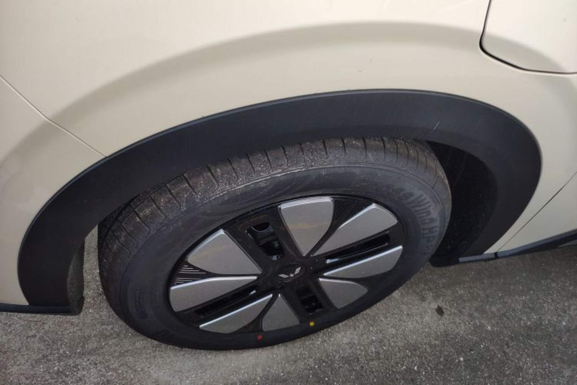 Used Wuling Bingo S 2025 Model 430km Deluxe Edition Left Front Wheel Hub