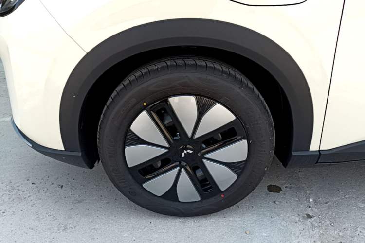 Used Wuling Bingo S 2025 Model 325km Deluxe Edition Left Front Wheel Hub