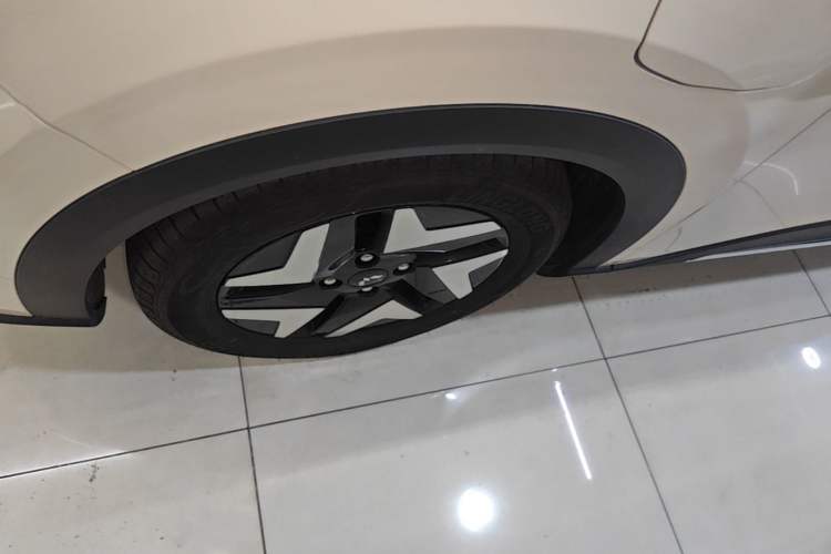 Used Wuling Bingo S 2025 Model 430km Flagship Edition Left Front Wheel Hub