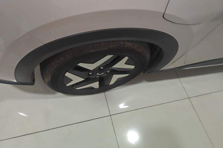 Used Wuling Bingo S 2025 Model 430km Flagship Edition Left Front Wheel Hub