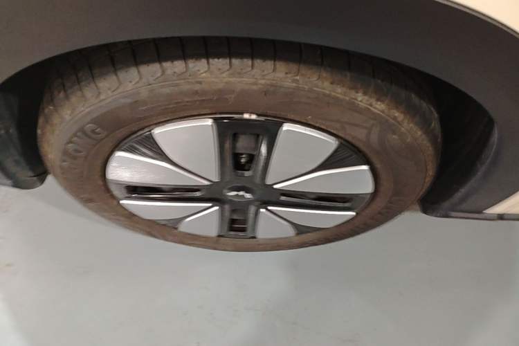 Used Wuling Bingo S 2025 Model 325km Deluxe Edition Left Front Wheel Hub