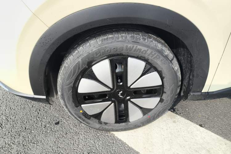 Used Wuling Bingo S 2025 Model 325km Deluxe Edition Left Front Wheel Hub