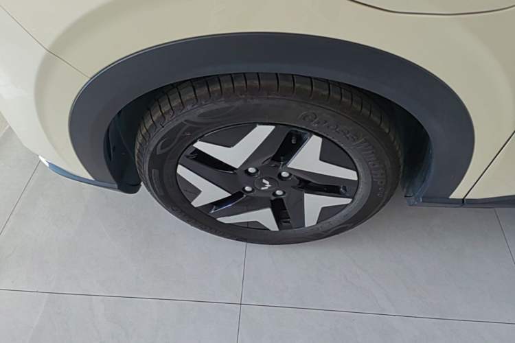Used Wuling Bingo S 2025 Model 430km Flagship Edition Left Front Wheel Hub