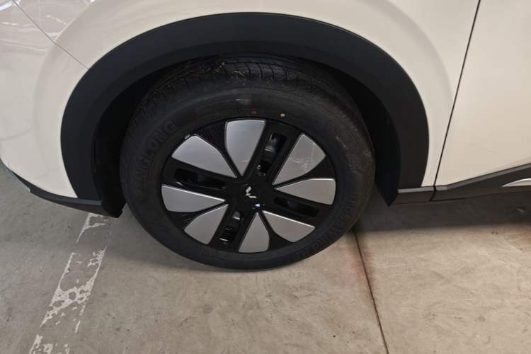 Used Wuling Bingo S 2025 Model 325km Deluxe Edition Left Front Wheel Hub