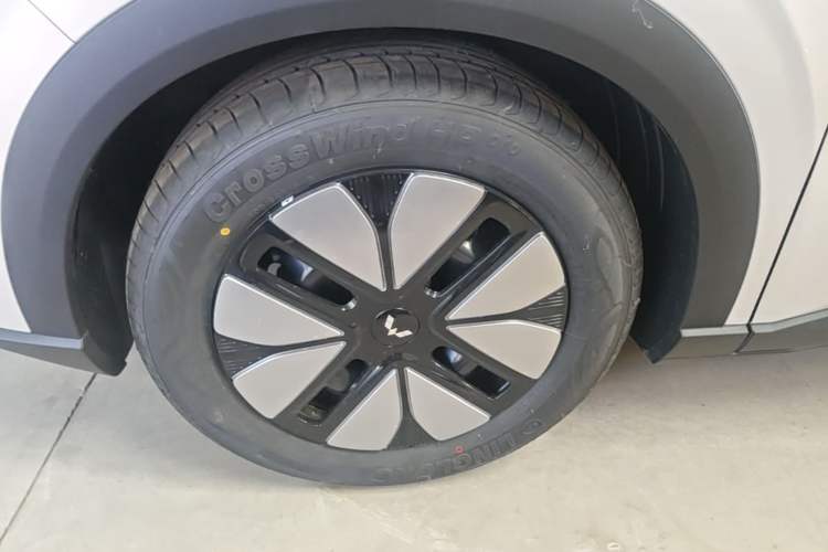 Used Wuling Bingo S 2025 Model 325km Deluxe Edition Left Front Wheel Hub