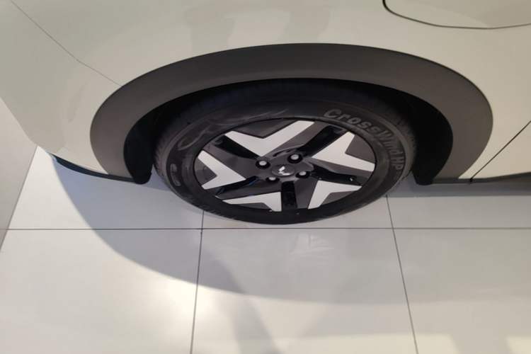 Used Wuling Bingo S 2025 Model 430km Flagship Edition Left Front Wheel Hub