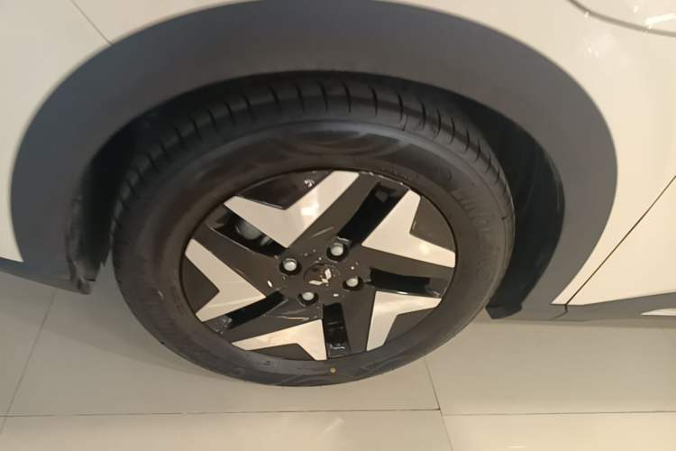 Used Wuling Bingo S 2025 Model 430km Flagship Edition Left Front Wheel Hub