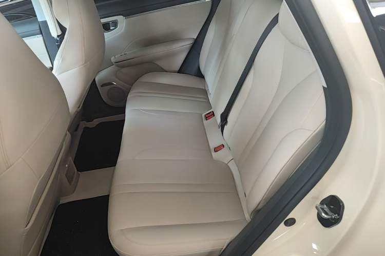 Used Wuling Bingo S 2025 Model 325km Flagship Edition Left Rear Seat