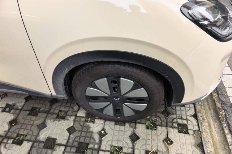 Used Wuling Bingo S 2025 Model 325km Deluxe Edition Right Front Wheel Hub