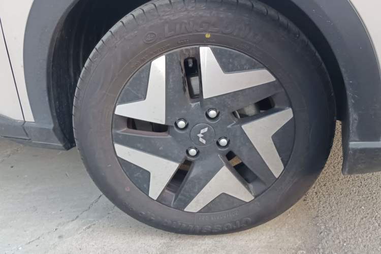 Used Wuling Bingo S 2025 Model 325km Flagship Edition Right Front Wheel Hub