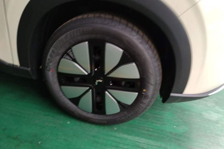 Used Wuling Bingo S 2025 Model 325km Deluxe Edition Right Front Wheel Hub
