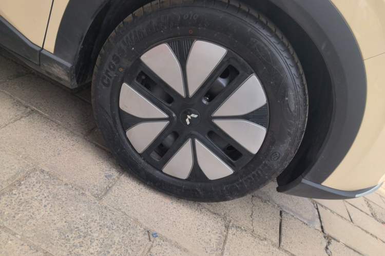 Used Wuling Bingo S 2025 Model 430km Deluxe Edition Right Front Wheel Hub