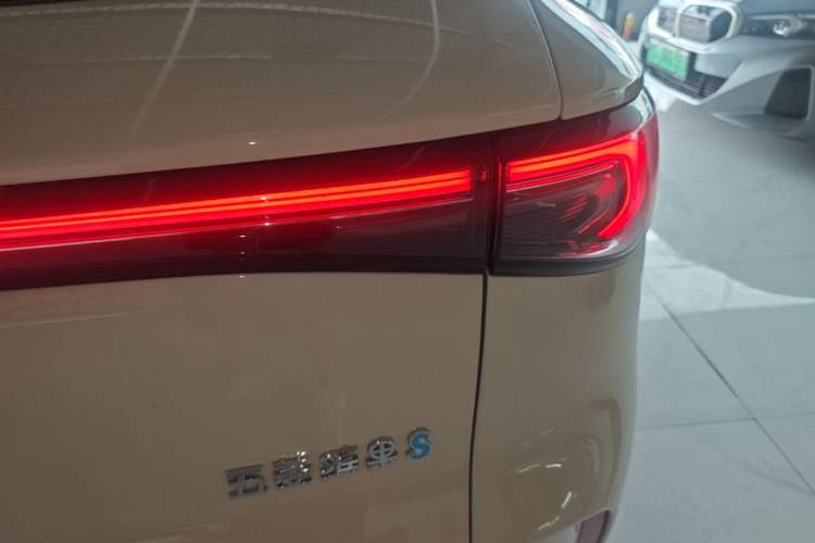 Used Wuling Bingo S 2025 Model 325km Flagship Edition Right Rear Taillight