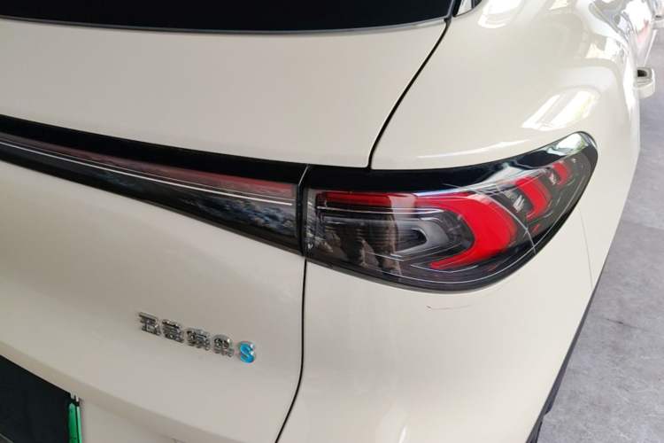 Used Wuling Bingo S 2025 Model 325km Flagship Edition Right Rear Taillight