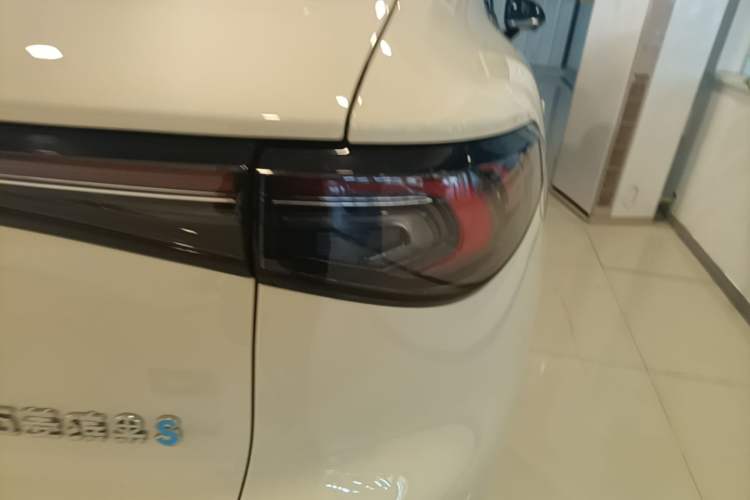 Used Wuling Bingo S 2025 Model 430km Flagship Edition Right Rear Taillight