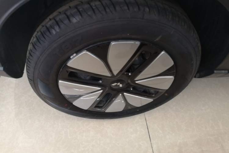 Used Wuling Bingo S 2025 Model 430km Deluxe Edition Right Rear Wheel Hub