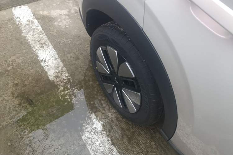 Used Wuling Bingo S 2025 Model 325km Deluxe Edition Right Rear Wheel Hub